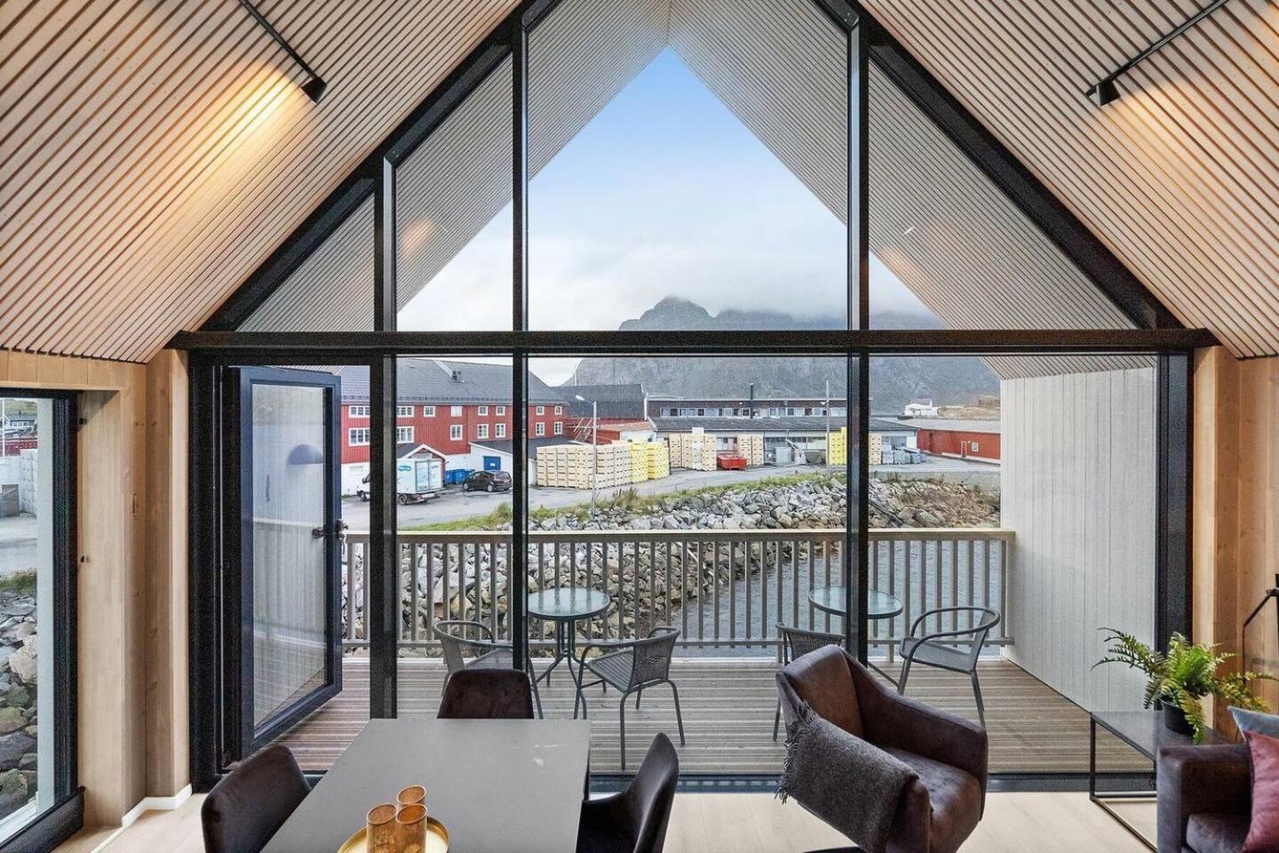 Attraktiv Leilighet Pa Kaikanten I Henningsvær Esterno foto